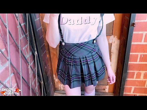❤️ 女学生深深地吸吮她的鸡巴，代替上课做爱 ❤❌ Porno vk