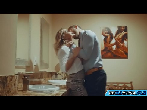 ❤️ 当一个胸大无脑的金发女郎在公共厕所里勾引你时 ❤❌ Porno vk